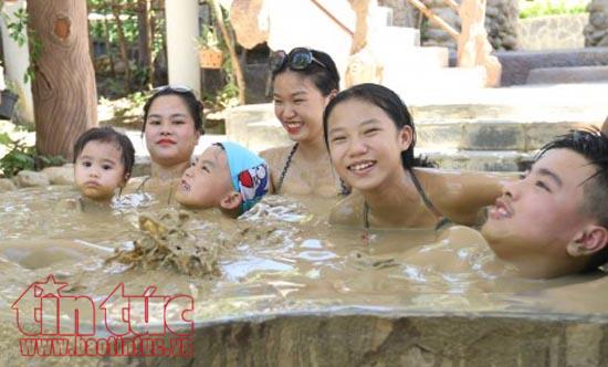 'Tắm tiên’ trên Núi Thần Tài ảnh 2